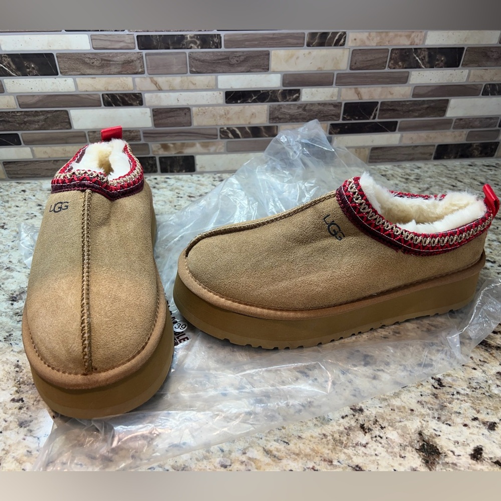 UGG Tasman II Slippers Sand and Dark Cherry Accent - Picture 3 of 4